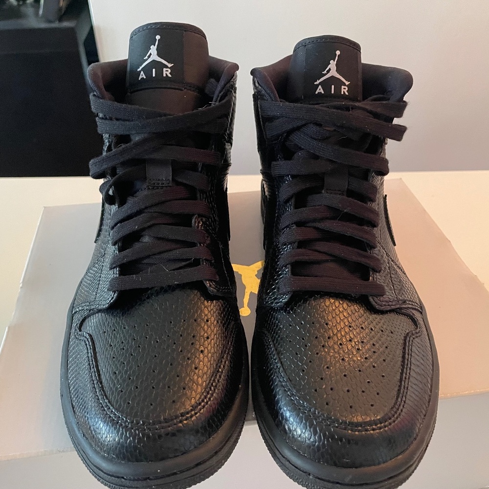 JORDAN 1 MID BLACK SNAKESKIN WOMEN'S SIZE 10 NEVER WORN!!! BQ6472 010